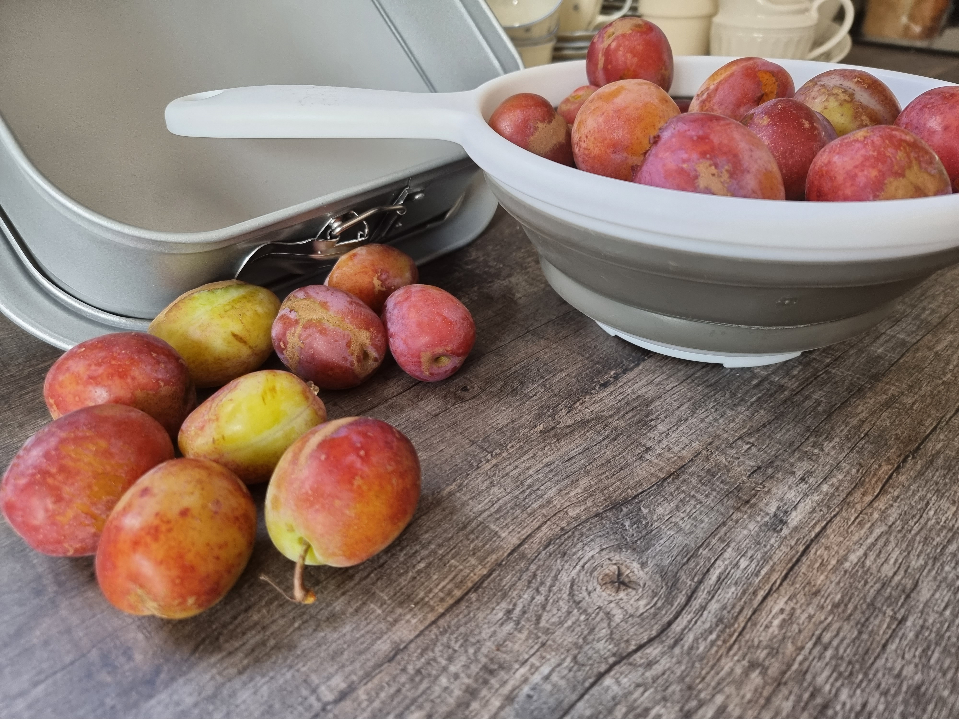 Een heerlijke taart gebakken met pruimen uit eigen tuin