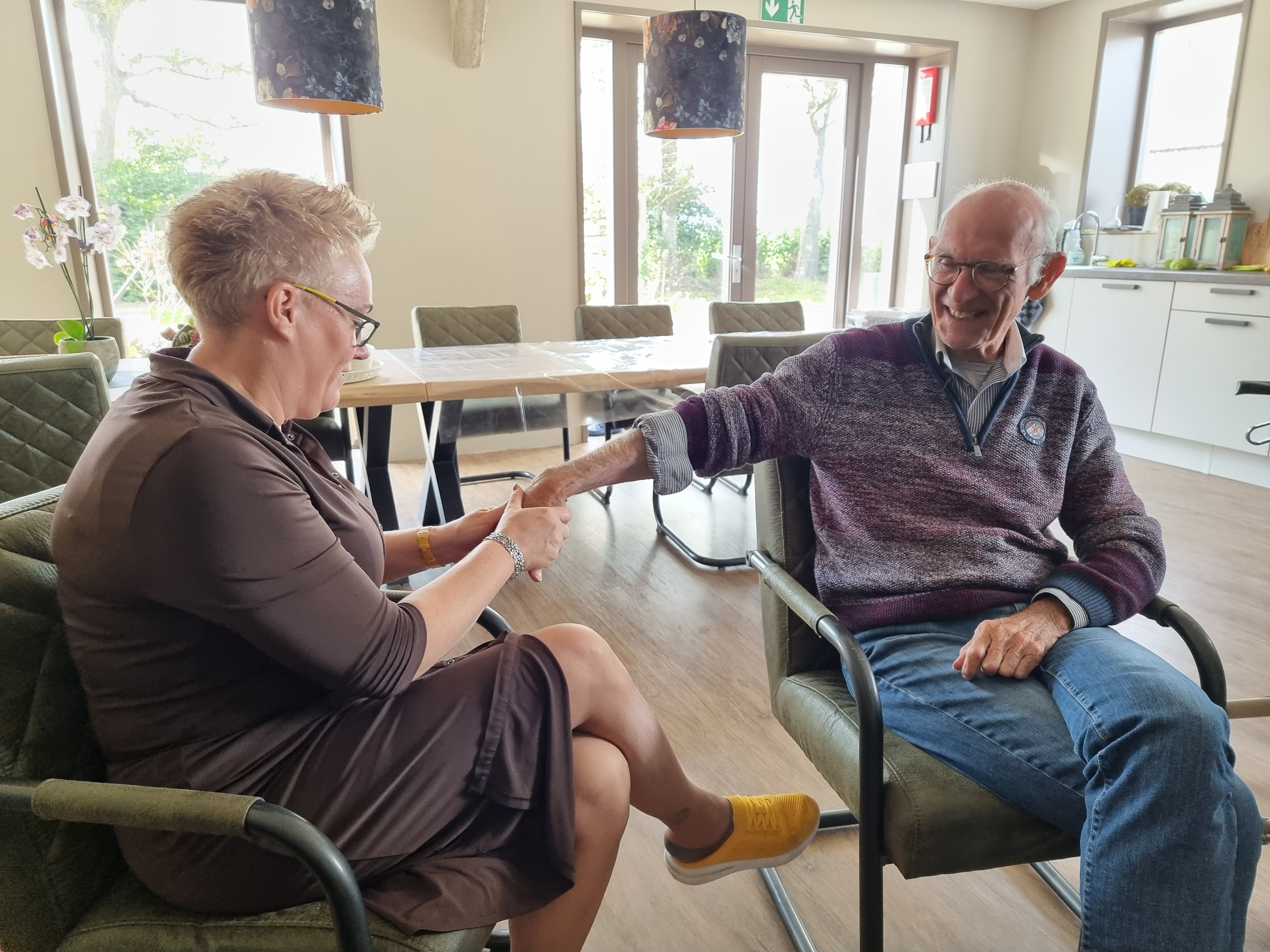 Tijdens het rust moment een handmassage