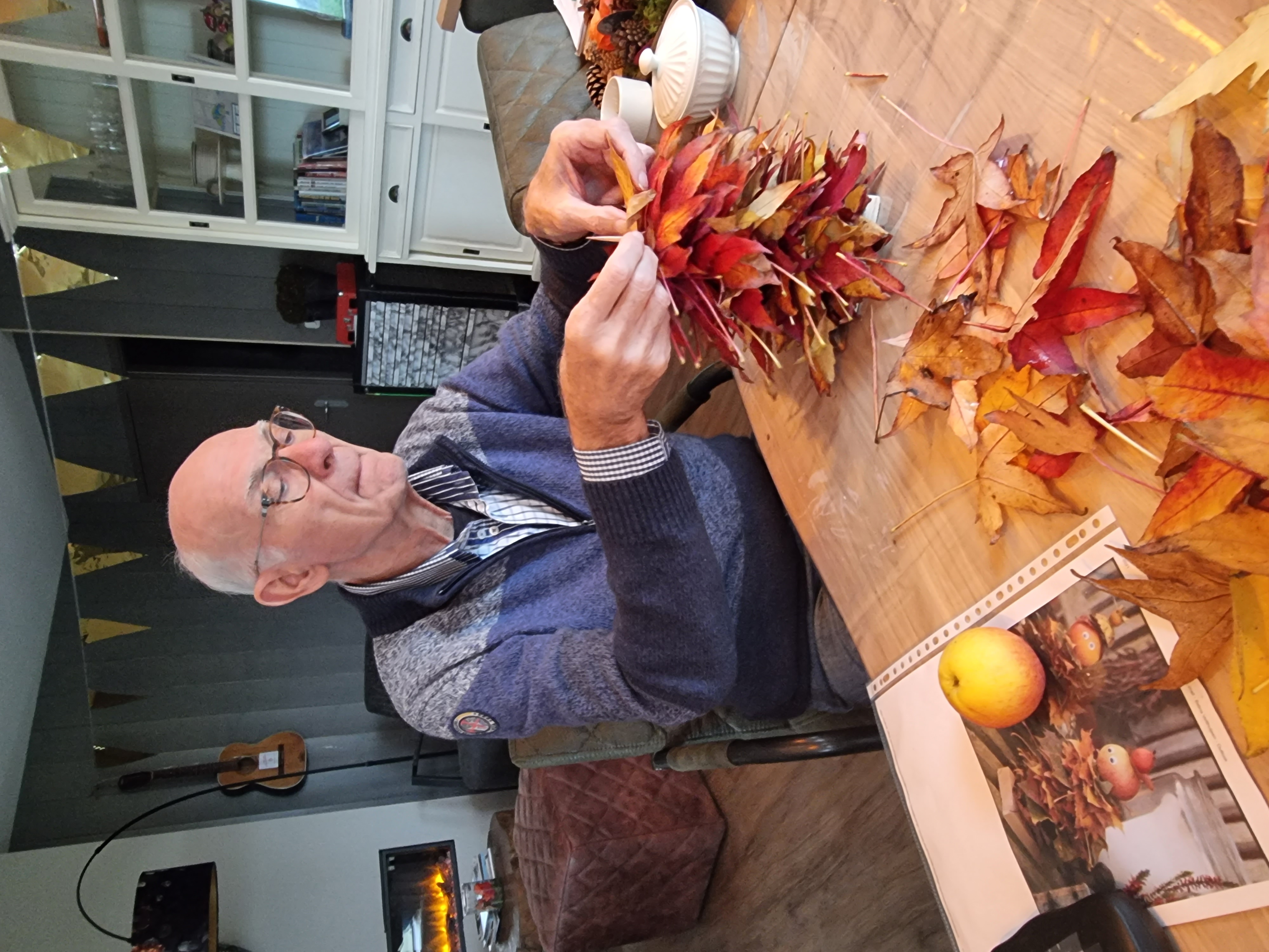 Herfst, blaadjes, blaadjes, een grappige  herfst mannetje 