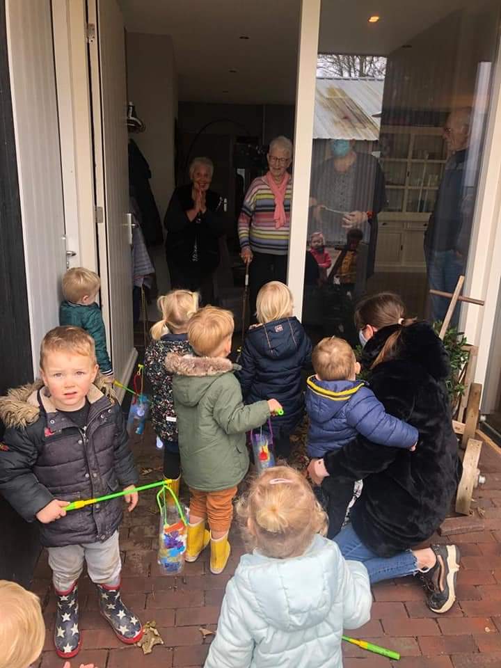 11 november is de dag, kinderdagverblijf 't krieltje kwam zingen met hun krieltjes.