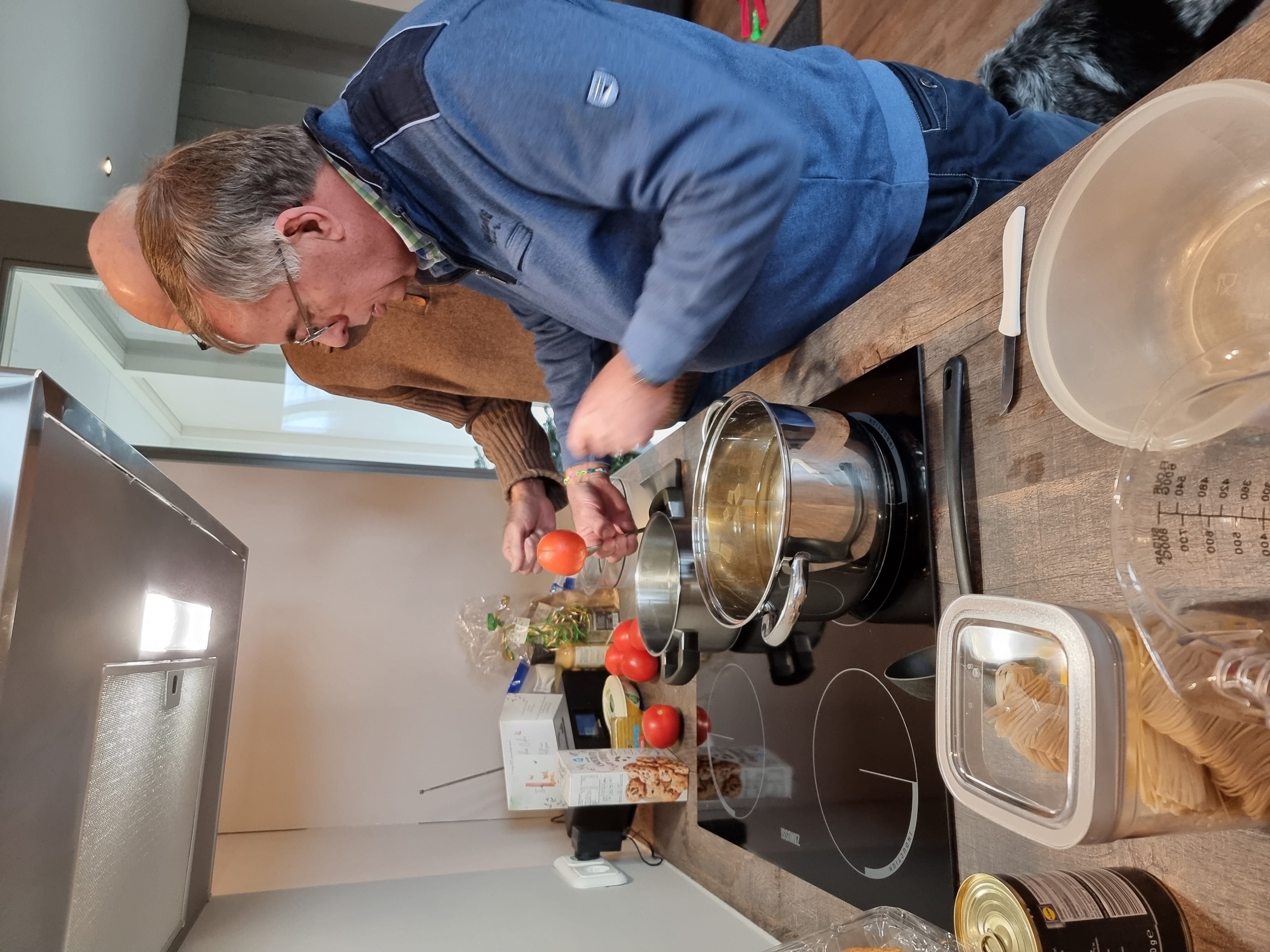 Samen zelfgemaakte tomatensoep maken