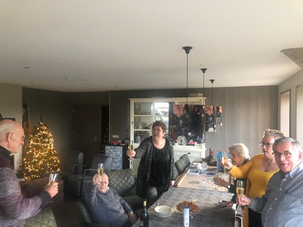 Proost op een gezellig en liefdevol nieuw jaar 2022! Met champagne en zelf gebakken appelbeignets 